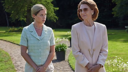 Una escena de la serie 'Máxima' con las actrices que interpretan a Máxima Zorreguieta y Beatriz, entonces reina de los Países Bajos.