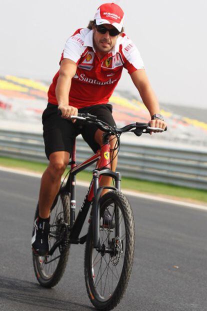 Fernando Alonso, en bicicleta