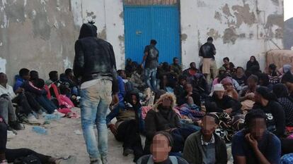 Migrantes en el Peñón de Vélez de la Gomera este lunes.