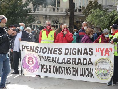 Manifestación por unas "Pensiones dignas ya" en las inmediaciones del Congreso de los Diputados el pasado martes.