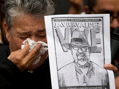 Una mujer sostiene la imagen del periodista mexicano Javier Valdez, asesinado en 2017, durante una protesta en Ciudad de México en junio.