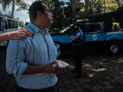 El líder opositor Félix Maradiaga encara a policías que lo acosan y vigilan todos sus movimientos.