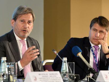 Johannes Hahn, el comisario europeo de Pol&iacute;tica Regional y Vecindad, junto a Markus Beyrer, el director general de Businesseurope, en Riga. 