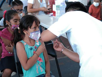 Una niña recibe la primera dosis de la vacuna contra la covid-19, en Cancún, Estado de Quintana Roo.