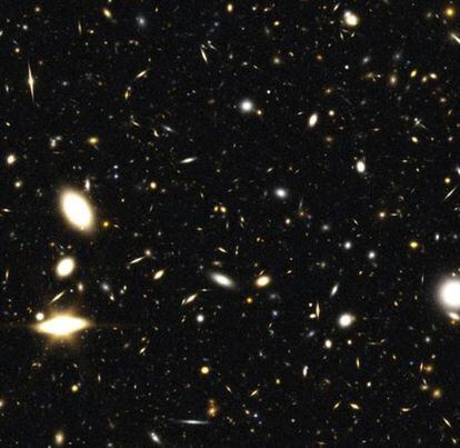 Algunas de las galaxias generadas por un modelo informático. Las amarillentas son las más distante y aparecen como eran hace 13.000 millones de años.