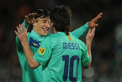 Bojan abraza a Messi tras marcar un gol al Almería.
