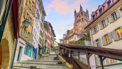 Una de las calles del centro medieval de Lausana, con la catedral de la ciudad suiza al fondo.