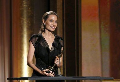 Angelina Jolie, anoche, con el premio Jean Hersholt en la mano.