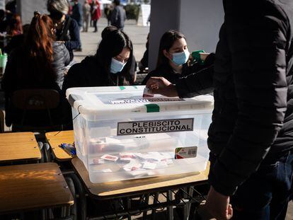 Un hombre deposita su voto en una de las urnas en el colegio electoral en el Estadio Nacional, en Santiago.