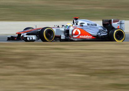 Lewis Hamilton realizando las últimas pruebas con el MP4-27 de McLaren.