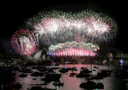 Focs artificials a l'Òpera de Sydney per celebrar l'Any Nou.
