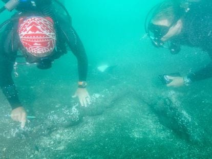 Halladas dos anclas en la zona en la que se buscan restos de los barcos de Hernán Cortés