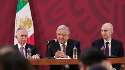 El exjefe de la Oficina de Presidencia, Alfonso Romo, el presidente Andrés Manuel López Obrador y el secretario técnico de la Presidencia, Carlos Torres Rosas.