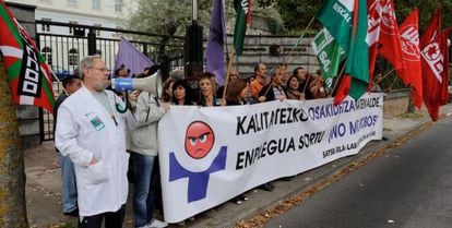 Los sindicatos de Osakidetza movilizados en Vitoria antes de la reunión entre trabajadores y Gobierno.