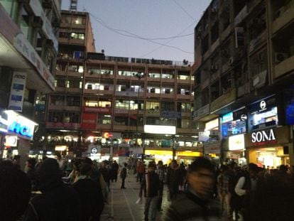Las laberínticas calles del Nehru Place recuerdan a Blade Runner por la abundancia de rótulos de neón.