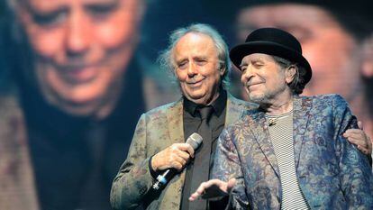 Joan Manuel Serrat y Joaquín Sabina, durante un concierto en noviembre de 2019, en Buenos Aires.