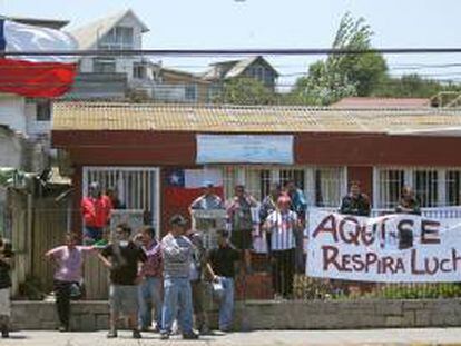 Sindicalistas portuarios se manifiestan durante una huelga en el puerto de San Antonio, a 108 kilómetros al suroeste de Santiago (Chile), el 15 de enero de 2014.