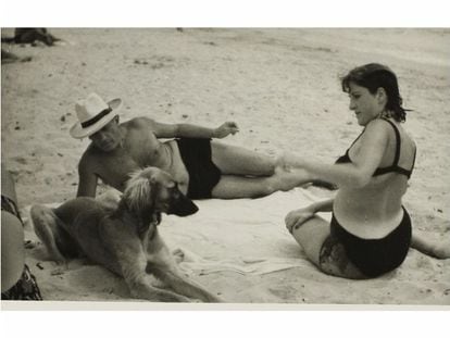 Pablo Picasso y Dora Maar, en la playa en 1935.