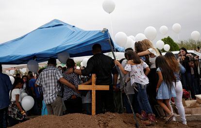 Familiares y amigos en el funeral de Jessica Silva, asesinada en un tiroteo entre la Guardia Nacional y agricultores locales.