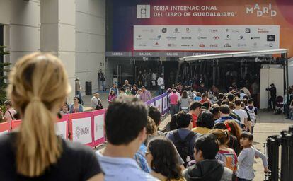 Asistentes a la Feria Internacional del Libro de Guadalajara 2017. 