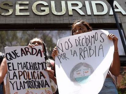 Agrupaciones feministas marcharon a la Fiscalía capitalina, donde hubo incidentes calificados como provocaciones por las autoridades