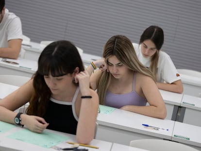 Varios jóvenes durante la prueba de Selectividad, el 14 de junio en Sevilla.