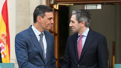 Pedro Sánchez se saluda el primer ministro irlandés, Simon Harris, en la reunión que mantuvieron el 12 de abril en Dublín.