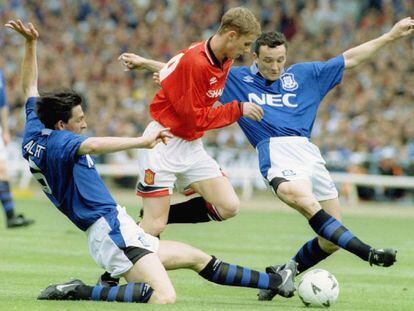 Nicky Butt acosado por Ablett y Horne, del Everton, durante la final de FA Cup de 1995 en Wembley.