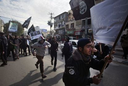 Palestinos salafistas rompen un control policial durante una protesta contra las caricaturas de Mahoma publicadas en la revista francesa 'Charlie Hebdo'