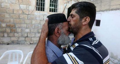 Un palestino besa la frente del Naser Al-Din, padre del preso, hoy