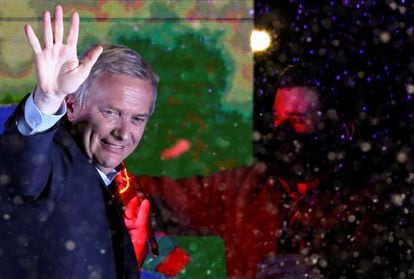 The Chilean presidential candidate José Antonio Kast greets his followers after obtaining the pass to the second round, on Sunday, November 21.