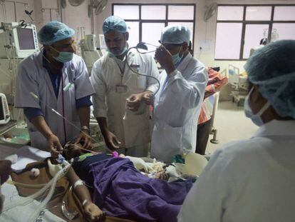 Los m&eacute;dicos tratan a un ni&ntilde;o en el hospital Baba Raghav Das, en India.