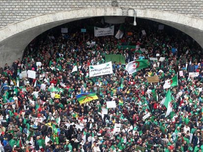 Manifestación contra el Gobierno argelino, este viernes en Argel, tres días después de la dimisión del presidente Abdelaziz Buteflika.
 