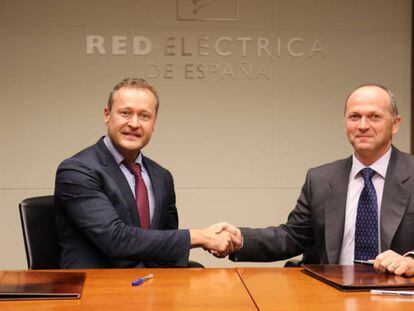 El responsable europeo de infraestructuras de KKR, Oleg Shamovsky, junto al consejero delegado de Red Eléctrica, Roberto García.