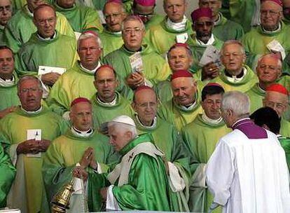Benedicto XVI, vestido de verde, celebra la misa en Loreto tras un encuentro con los jóvenes.