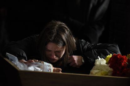 La hermana de un soldado ucranio llora junto a su ataúd en Kiev, el pasado 18 de marzo.