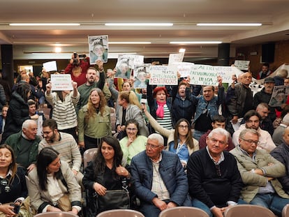 Protestas de vecinos en la charla informativa organizada por la empresa Altri en Palas de Rei el pasado 20 de marzo.