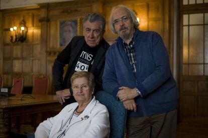 Los escritores Jordi Sierra i Fabra (izquierda), Joan Manuel Gisbert y María Isabel Molina (sentada).