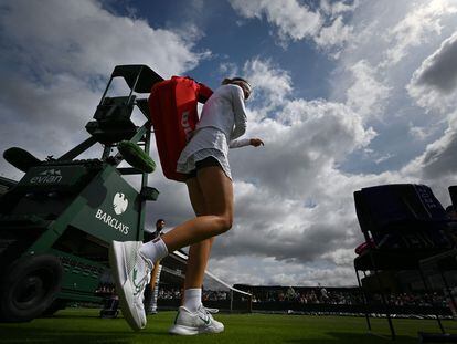 Victoria Azarenka accede a la pista antes de jugar contra Yuan Yue, este lunes en Wimbledon.