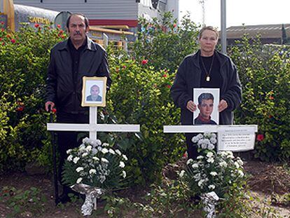 Juan Martínez y Asunción Valderrama, en la avenida Montesierra de Sevilla, donde perdieron la vida sus respectivos hijos cuando caminaban juntos y fueron víctimas de un atropello.