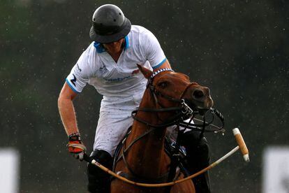 El príncipe Enrique juega al polo bajo la lluvia durante la Sentebale Royal Salute Polo Cup, en Wellington (Estados Unidos).
