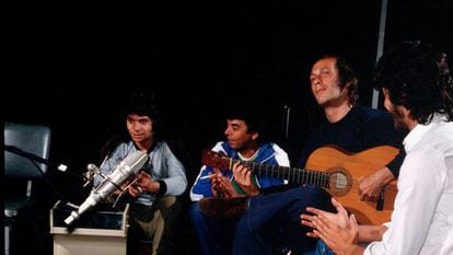 Camarón (i), Paco de Lucia (2d) y Tomatito (d), durante la grabación del disco 'Como el agua'