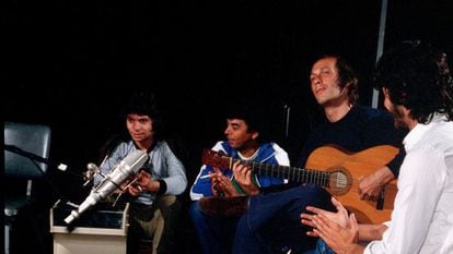 Camar&oacute;n (i), Paco de Lucia (2d) y Tomatito (d), durante la grabaci&oacute;n del disco &#039;Como el agua&#039; 