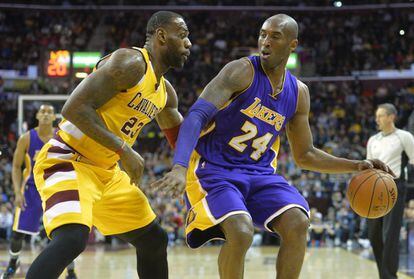 LeBron James defiende a Kobe Bryant en el partido disputado entre Cleveland Cavaliers y Lakers el 10 de febrero de 2016, el penúltimo de sus 22 duelos en la NBA, con 16 triunfos para los equipos de LeBron y 6 para los de Kobe. Nunca se midieron en las finales.