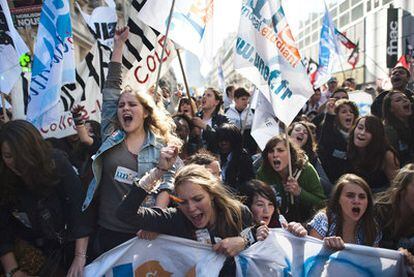 Estudiantes franceses se manifiestan en París contra el proyecto de reforma de las pensiones.