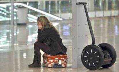 Una joven espera en el aeropuerto de El Prat de Barcelona. EFE/Archivo