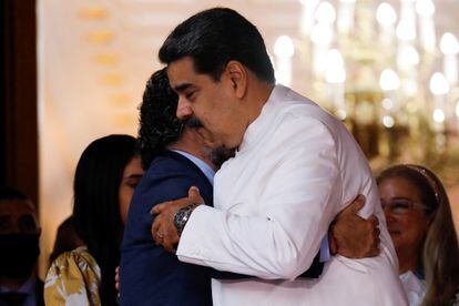 Nicolás Maduro, y Armando Benedetti, se abrazan en el Palacio de Miraflores, en Caracas.