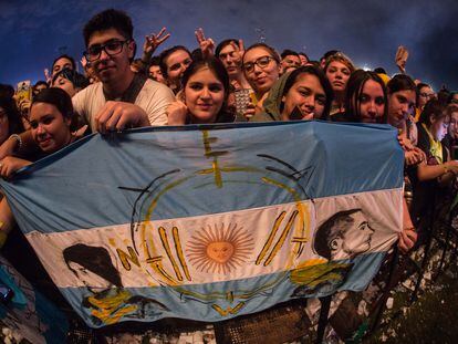 Fanáticos esperan el concierto de Twenty One Pilots Pilots durante el primer día del festival Lollapalooza, en Buenos Aires, Argentina, en 2018.