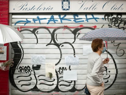 Los vecinos del barrio prosperidad leen mensajes de despedida para el dueño de la pastelería Valle Olid