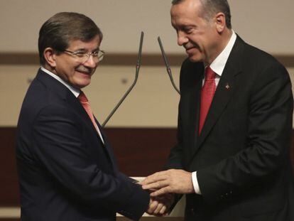 El ministro de Exteriores y el presidente Erdogan en la sede del partido gubernamental AKP en Ankara el 21 de agosto